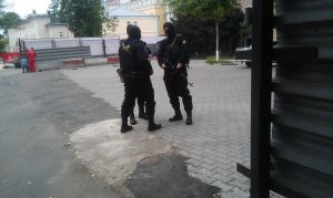 оккупанты проводят обыски в квартирах оппозиционеров