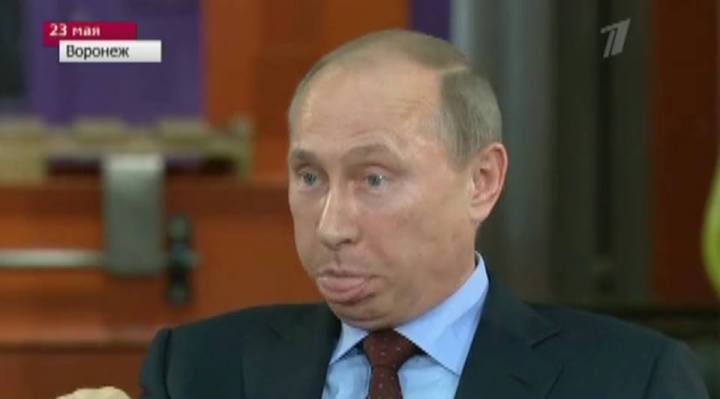 Путин изобразил из себя весёлого клоуна, Путин пердит губами