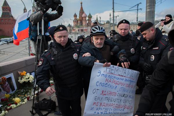 полицаи захватили протестанта на Немцов мост